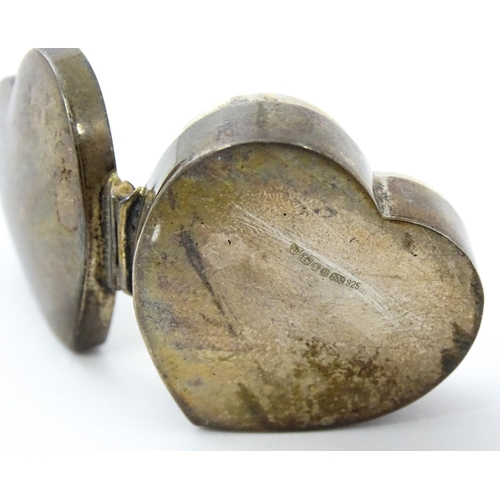 387 - A silver pill box of heart form, hallmarked London 1995, maker Ari D Norman. Approx. 1 1/4
