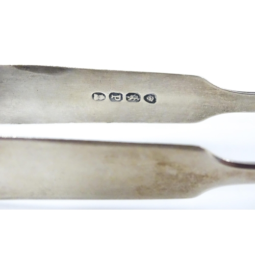 394 - Silver Fiddle pattern sugar tongs, hallmarked London 1830, maker William Eaton. Approx. 6