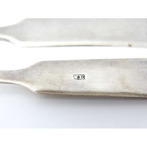 394 - Silver Fiddle pattern sugar tongs, hallmarked London 1830, maker William Eaton. Approx. 6