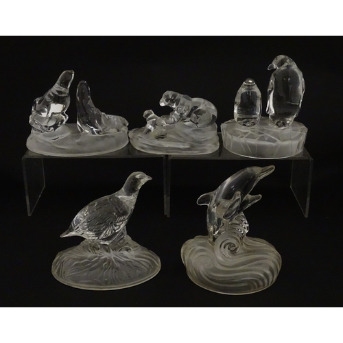 256 - A quantity of assorted glass / crystal paperweights of animal form to include pheasant, ducks, owl, ... 