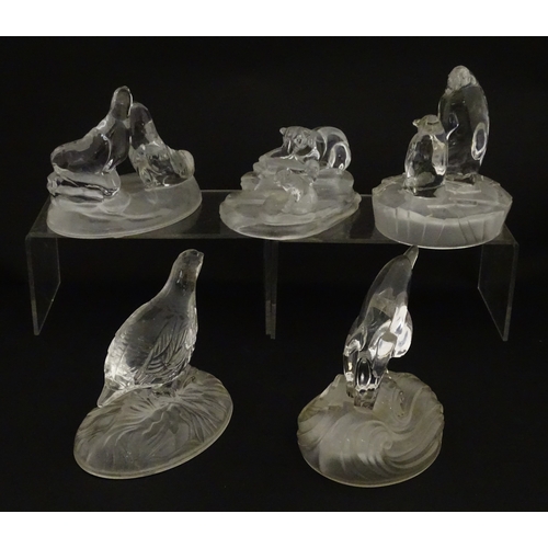 256 - A quantity of assorted glass / crystal paperweights of animal form to include pheasant, ducks, owl, ... 