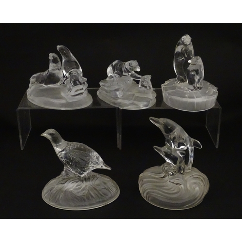 256 - A quantity of assorted glass / crystal paperweights of animal form to include pheasant, ducks, owl, ... 