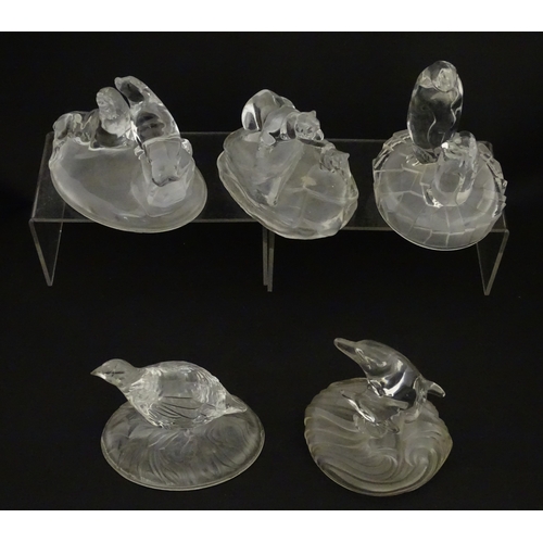 256 - A quantity of assorted glass / crystal paperweights of animal form to include pheasant, ducks, owl, ... 