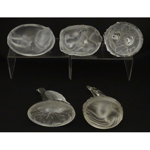 256 - A quantity of assorted glass / crystal paperweights of animal form to include pheasant, ducks, owl, ... 