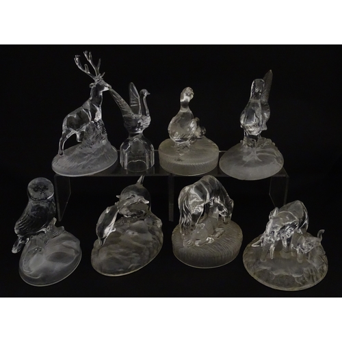 256 - A quantity of assorted glass / crystal paperweights of animal form to include pheasant, ducks, owl, ... 