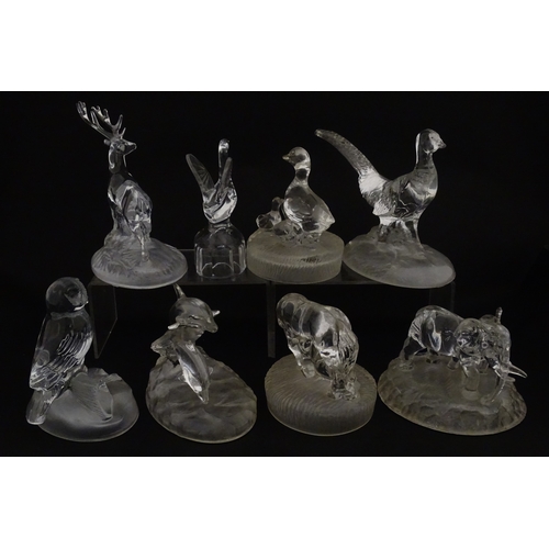 256 - A quantity of assorted glass / crystal paperweights of animal form to include pheasant, ducks, owl, ... 