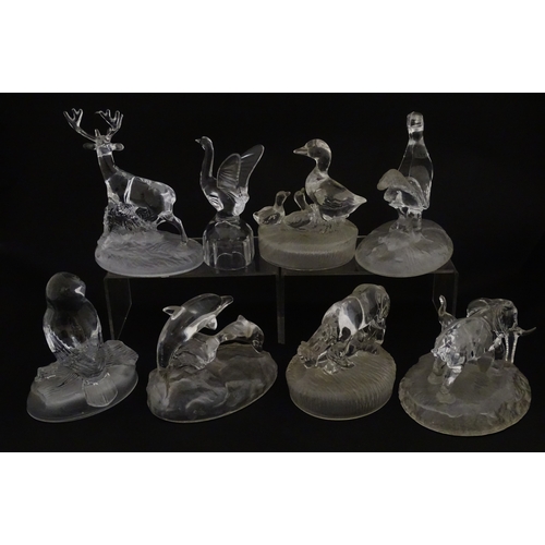 256 - A quantity of assorted glass / crystal paperweights of animal form to include pheasant, ducks, owl, ... 
