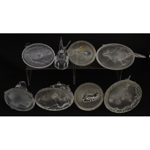 256 - A quantity of assorted glass / crystal paperweights of animal form to include pheasant, ducks, owl, ... 