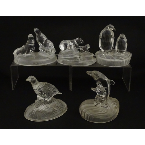 256 - A quantity of assorted glass / crystal paperweights of animal form to include pheasant, ducks, owl, ... 