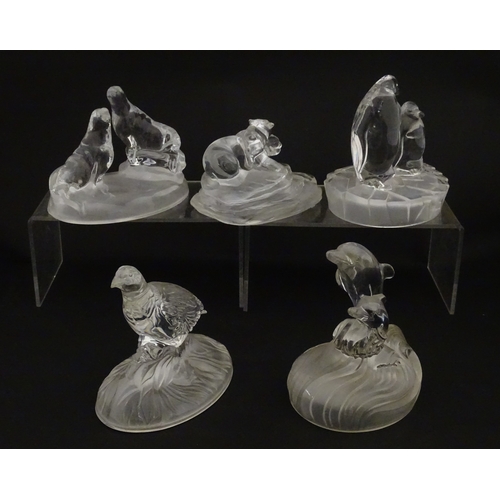 256 - A quantity of assorted glass / crystal paperweights of animal form to include pheasant, ducks, owl, ... 