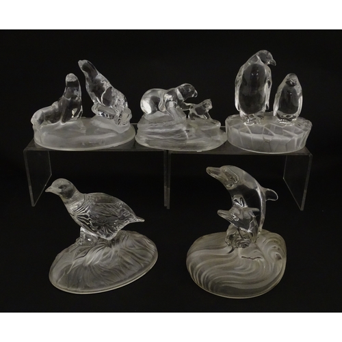 256 - A quantity of assorted glass / crystal paperweights of animal form to include pheasant, ducks, owl, ... 