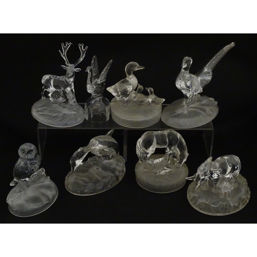 256 - A quantity of assorted glass / crystal paperweights of animal form to include pheasant, ducks, owl, ... 