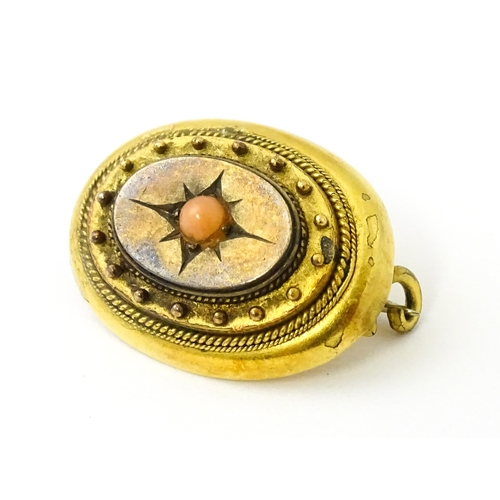 624 - A Victorian yellow metal brooch set with a coral cabochon to centre. Approx. 3/4