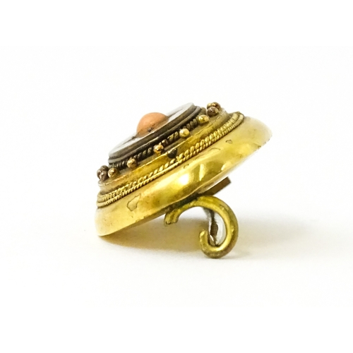 624 - A Victorian yellow metal brooch set with a coral cabochon to centre. Approx. 3/4