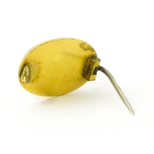 624 - A Victorian yellow metal brooch set with a coral cabochon to centre. Approx. 3/4