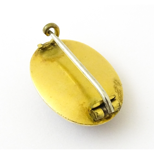 624 - A Victorian yellow metal brooch set with a coral cabochon to centre. Approx. 3/4