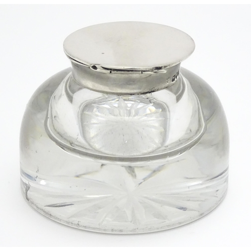 496 - A glass inkwell with silver lid hallmarked London 1901, maker Holland, Aldwinckle & Slater. Approx. ... 
