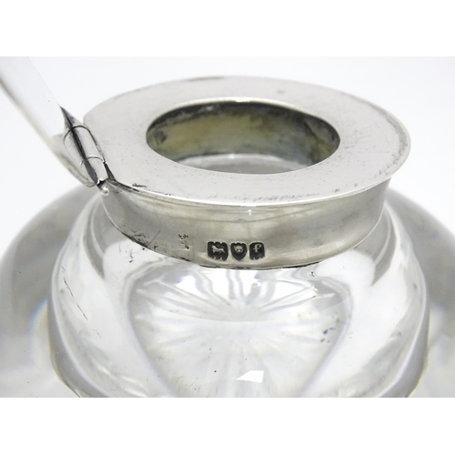 496 - A glass inkwell with silver lid hallmarked London 1901, maker Holland, Aldwinckle & Slater. Approx. ... 