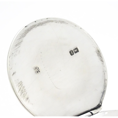 496 - A glass inkwell with silver lid hallmarked London 1901, maker Holland, Aldwinckle & Slater. Approx. ... 