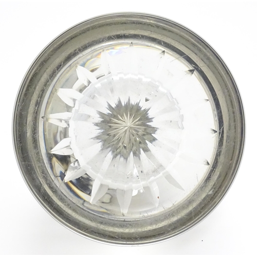 496 - A glass inkwell with silver lid hallmarked London 1901, maker Holland, Aldwinckle & Slater. Approx. ... 