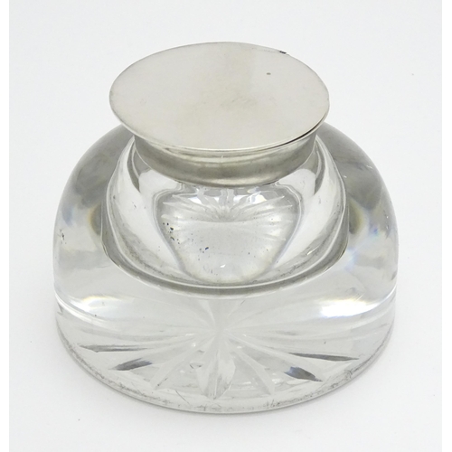 496 - A glass inkwell with silver lid hallmarked London 1901, maker Holland, Aldwinckle & Slater. Approx. ... 