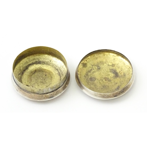 361 - A Victorian silver pill box with engraved decoration hallmarked Birmingham 1895, maker Hilliard & Th... 