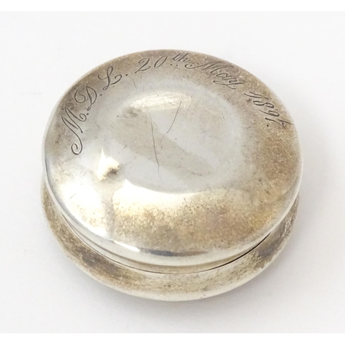 361 - A Victorian silver pill box with engraved decoration hallmarked Birmingham 1895, maker Hilliard & Th... 