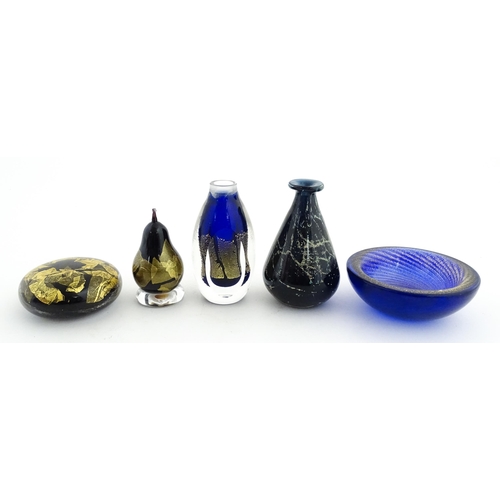 225 - Assorted studio / Art glass to include examples by Chris Dodds, Tweedsmuir glass etc. Tallest approx... 