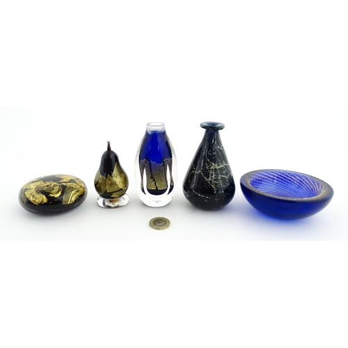225 - Assorted studio / Art glass to include examples by Chris Dodds, Tweedsmuir glass etc. Tallest approx... 