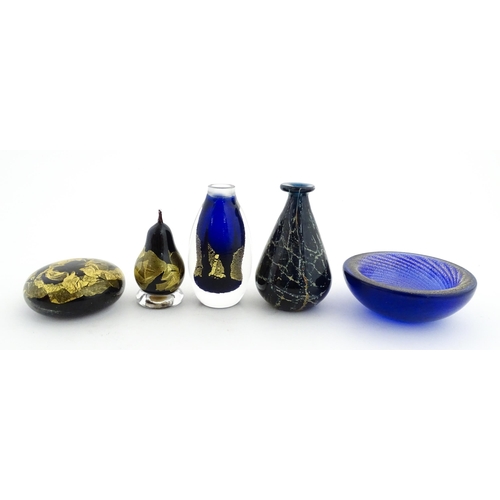 225 - Assorted studio / Art glass to include examples by Chris Dodds, Tweedsmuir glass etc. Tallest approx... 