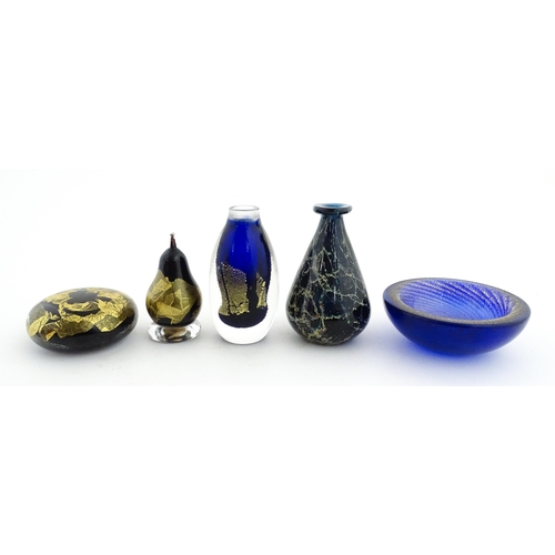 225 - Assorted studio / Art glass to include examples by Chris Dodds, Tweedsmuir glass etc. Tallest approx... 