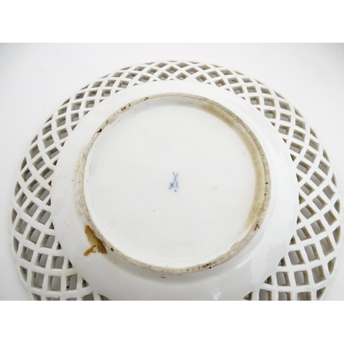 192 - Assorted ceramics to include a Losol Ware footed bowl decorated in the Old Tree pattern, a German pl... 