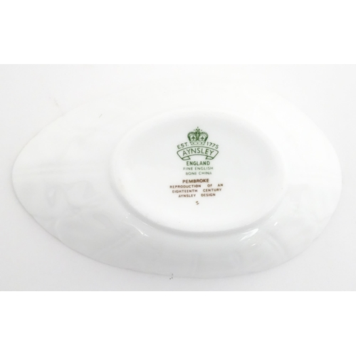 207 - A quantity of Aynsley dinner wares decorated in the Pembroke pattern to include plates, soup bowls a... 