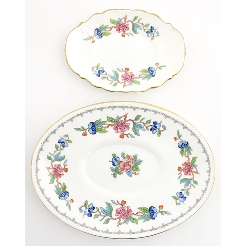 207 - A quantity of Aynsley dinner wares decorated in the Pembroke pattern to include plates, soup bowls a... 