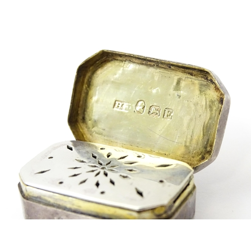320 - A George III silver vinaigrette with canted corners, hallmarked London 1800, maker TH. Approx. 1 1/4... 