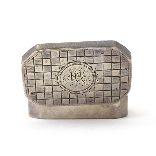320 - A George III silver vinaigrette with canted corners, hallmarked London 1800, maker TH. Approx. 1 1/4... 