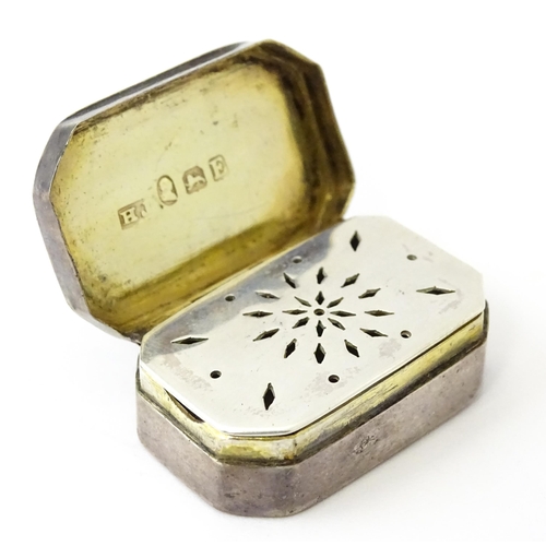 320 - A George III silver vinaigrette with canted corners, hallmarked London 1800, maker TH. Approx. 1 1/4... 