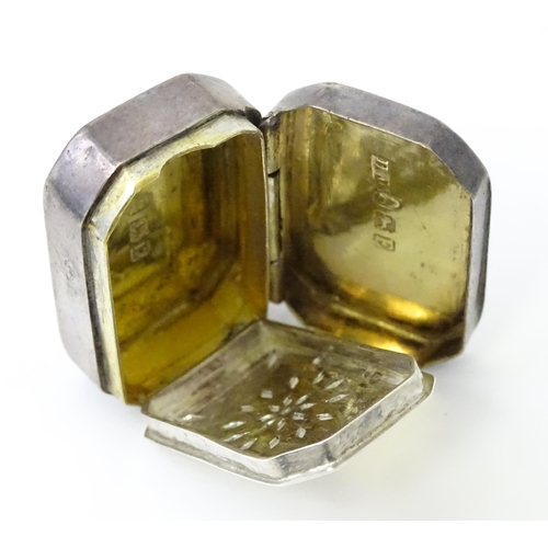 320 - A George III silver vinaigrette with canted corners, hallmarked London 1800, maker TH. Approx. 1 1/4... 