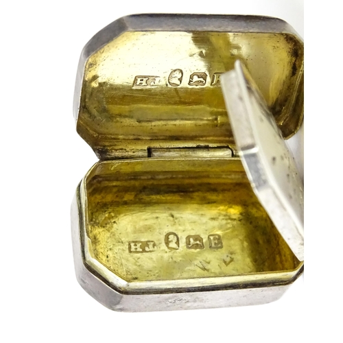 320 - A George III silver vinaigrette with canted corners, hallmarked London 1800, maker TH. Approx. 1 1/4... 