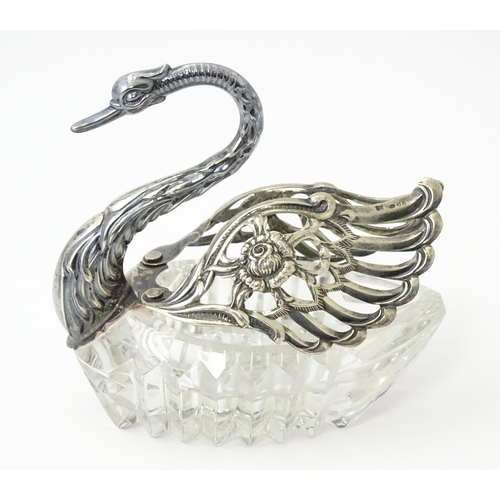 335 - A novelty glass table salt of swan form with silver detail. Approx. 4 1/2