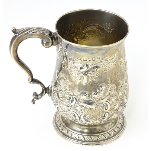 345 - A George III silver mug / tankard with repousse decoration, hallmarked London 1817. Approx. 5