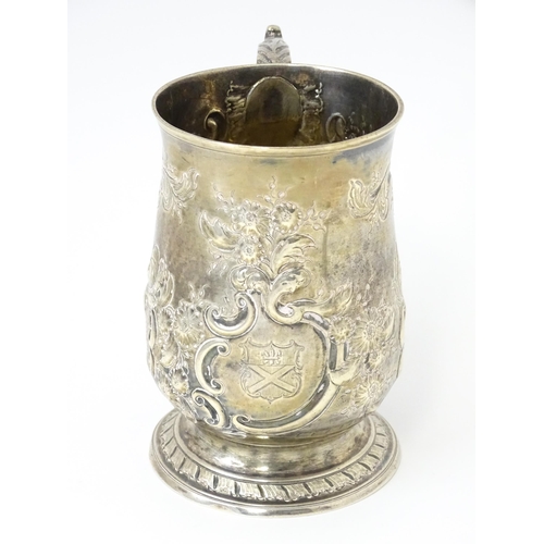 345 - A George III silver mug / tankard with repousse decoration, hallmarked London 1817. Approx. 5