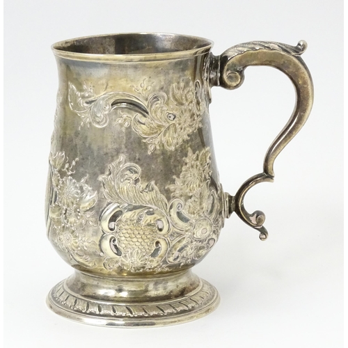 345 - A George III silver mug / tankard with repousse decoration, hallmarked London 1817. Approx. 5