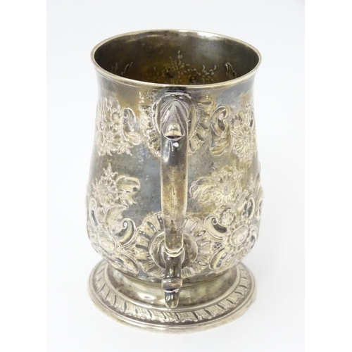 345 - A George III silver mug / tankard with repousse decoration, hallmarked London 1817. Approx. 5