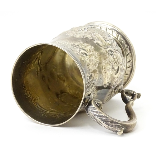 345 - A George III silver mug / tankard with repousse decoration, hallmarked London 1817. Approx. 5