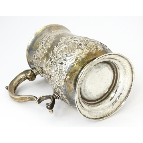 345 - A George III silver mug / tankard with repousse decoration, hallmarked London 1817. Approx. 5
