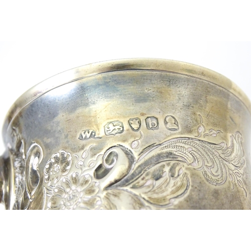 345 - A George III silver mug / tankard with repousse decoration, hallmarked London 1817. Approx. 5