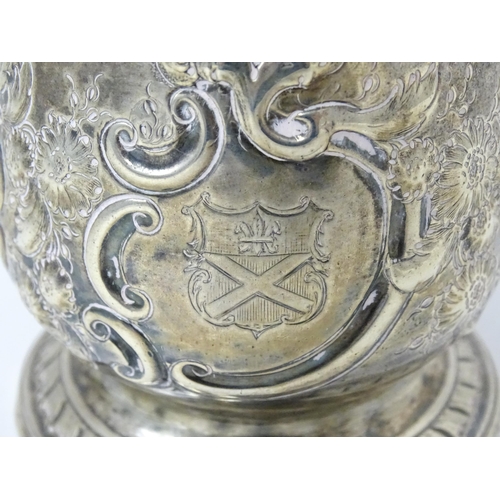 345 - A George III silver mug / tankard with repousse decoration, hallmarked London 1817. Approx. 5