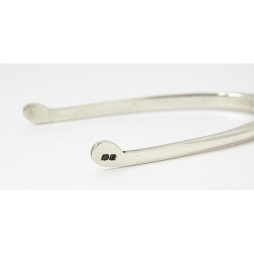 348 - Silver sugar tongs of wishbone form, hallmarked Birmingham 1931, maker James Swann & Son. Approx. 3