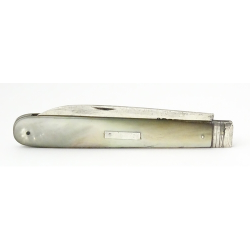 355 - A George IV silver folding fruit knife with mother of pearl handle, hallmarked Sheffield 1824, maker... 
